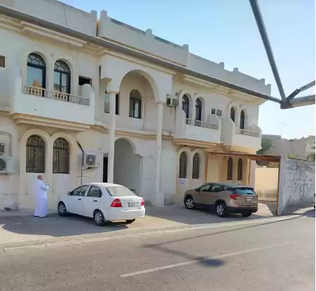Wohn Klaar eigendom 2 Schlafzimmer U/F Wohnung  zu vermieten in Doha #7275 - 1  image 